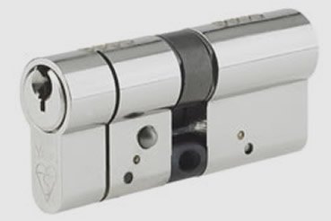 British Standard Cylinder locl installation by Hemel Hempstead master locksmith