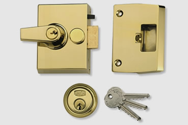 Nightlatch installation by Hemel Hempstead master locksmith